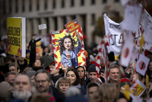 Protestaktion der Kulturszene mit Plakaten des Berliner Ensemble und dem Gorki-Theater