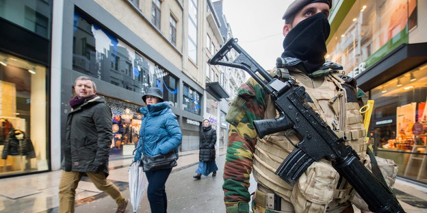Schwer bewaffnent patrouilliert ein Soldat in einer Brüsseler Straße.