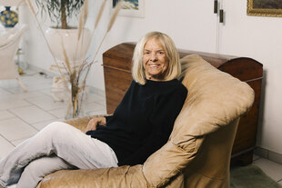 Portrait von Luise Lunow, die in einem Ledersessel sitzt