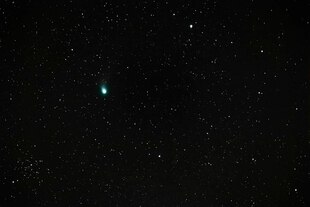 Sternenhimmerl bei Nacht mit Komet