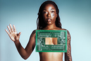 Sudan Archives mit Festplatte vor der Brust