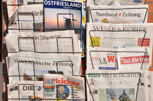 Deutsche Tageszeitungen in einem Zeitungsständer