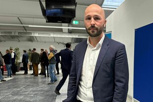 Der leicht verletzter AfD-MdB Julian Schmidt (Anzug, Glatze, Bart, keine Krawatte) in der Vorhalle des AfD-Parteitags in Gießen: Wenn man genau hinschaut, sieht man, dass seine Nase geschwollen ist und seine Wange gerötet ist