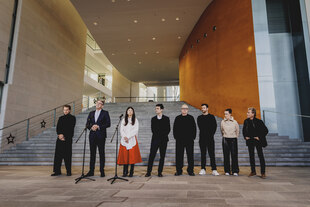 Donnerstag 18.12.2025 im Kanzleramt: Wolfram Weimer, zweiter von links. Rechts neben ihm Balbina; Herbert Grönemeyer, vierter von rechts. Peter Maffay, rechtsaußen.