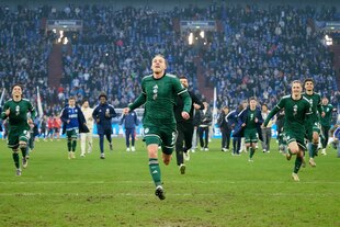 Schalker Spieler laufen nach dem Schlusspfiff auf die Fankurve zu