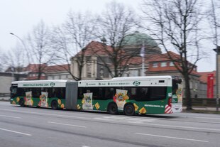 Ein Bus fährt an der Universität Hamburg vorbei