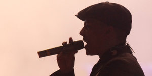 Xavier Naidoo mit Mikrofon auf der Bühne in Hamburg 2011.