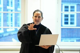 Kristina Feustel, Richterin am Landgericht, verkündet mit Laptop in der Hand die Urteile