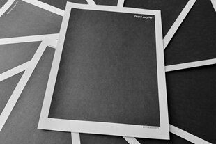 Ein Stapel geschwärzter Papiere