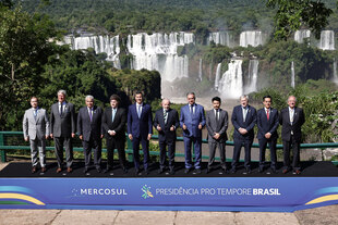 Gruppenfoto der Regierungschefs der Staaten des südamerikanischen Wirtschaftsbundes Mercosur vor einem Wasserfall