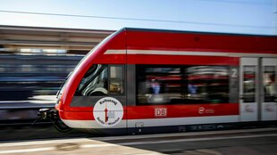 Fahrender Kulturzug am Bahnhof