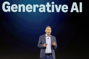 Ein Mann steht auf einer Bühne