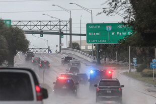 Eine Auto-Eskorte im Regen