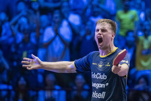 Tischtennisspieler Truls Möregårdh schreit mit weit aufgerissenem Mund