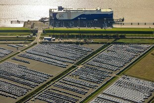 Exporthafen für Neuwagen aus der Luft fotografiert.