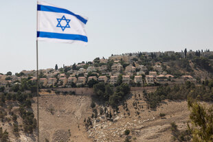 Eine Siedlung mit einer israelischen Fahne.