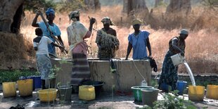 Frauen in Gambia an der Wasserstelle.