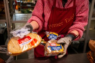 Mitarbeiter der Bremer Tafel verteilen Essen an Bedürftige