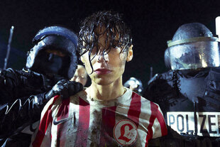 Eine Szene aus der Serie Bankster mit einem jungen Mann und zwei Polizisten