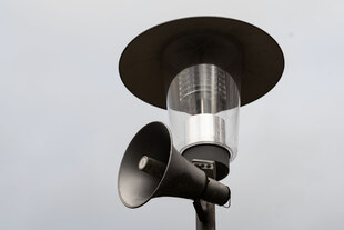 Sirene an einer Laterne