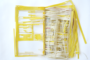 Ein Relief aus Papier hängt an einer Wand. Es besteht aus den Seiten eines Telefonbuchs, aus denen feine Ausschnitte und Linienverläfue herausgetrennt wurden.