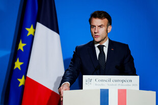 Präsident Macron an einem Rednerpult.