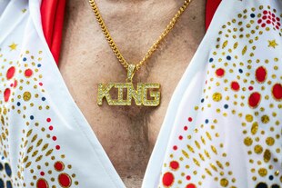 Eine Ausschnitt zeigt eine Halskette aus Gold.