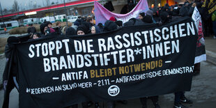 Antifa-Demonstranten am S-Bahnhof Marzahn