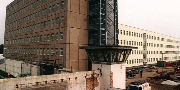 Das ehemalige Frauengefängnis in Berlin-Grünau wurde in ein Abschiebegefängnis umgebaut (2003)..