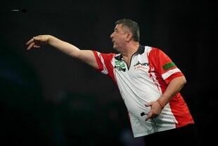 Mensur Suljović beim Wurf