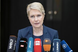 Ministerpräsidentin Manuela Schwesig steht vor Mikrofonen.