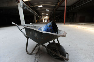 Ein Schubkarre steht in einer Halle