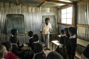 Eine Leherin in einer Schulklasse beim Unterricht