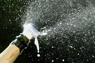 Ein schäumende Sektflasche