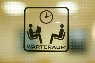 Schild an der Tür eines Wartezimmer