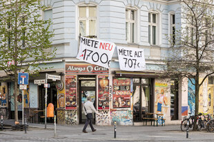 Wohnhaus mit Transparenten Wohnhaus mit Transparenten