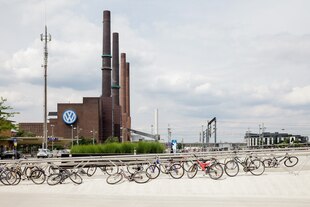 Viele Fahrräder vor dem Werk von VW in Wolfsburg Viele Fahrräder vor dem Werk von VW in Wolfsburg