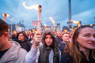 Menschen halten Fackeln auf einer Demonstration