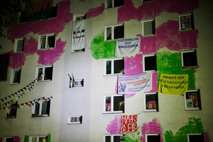 Die Fassade des besetzten Hauses in der Habersaathstraße Die Fassade des besetzten Hauses in der Habersaathstraße