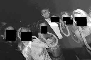 Ein Foto aus einer Akte zeigt Präsident Donal Trump mit Frauen, deren Gesicht geschwärzt ist