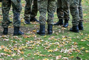 Soldaten der Bundeswehr stehen zusammen