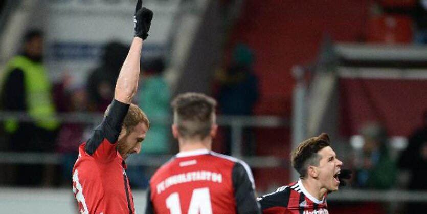 Torschütze Moritz Hartmann (l-r), Stefan Lex und Alfredo Morales von Ingolstadt jubeln über das 2:1.