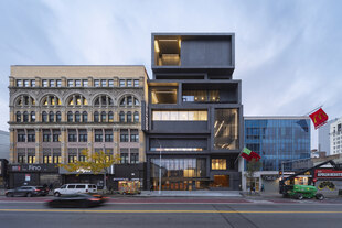 Der Museumsneubau in Harlem zwischen zwei Bestandsbauten am African Square