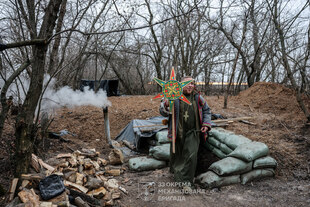 Ukrainischer Militärkaplan verlässt am 25. Dezember nach dem Besuch bei Soldaten deren unterirdischen Schutzraum im Donzek-Becken