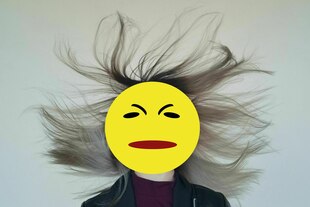 Ein Emoji verdeckt das Gesicht einer Person