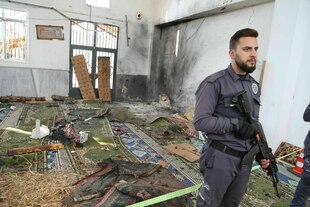Syrische Sicherheitskräfte begutachten die Schäden nach einer Explosion in der Moschee Imam Ali bin Abi Talib