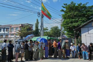 Wähler:innen in Myanmar stehen vor einem Wahllokal an, um ihre Stimme abzugeben.