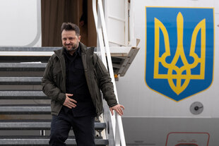 Selenksy steigt aus dem Flugzeug