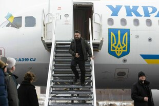 Präsident Selenskyj beim Ausstieg aus seinem Flugzeug.