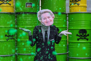 Protest mit einer Pappmaske von Ursula von der Leyen